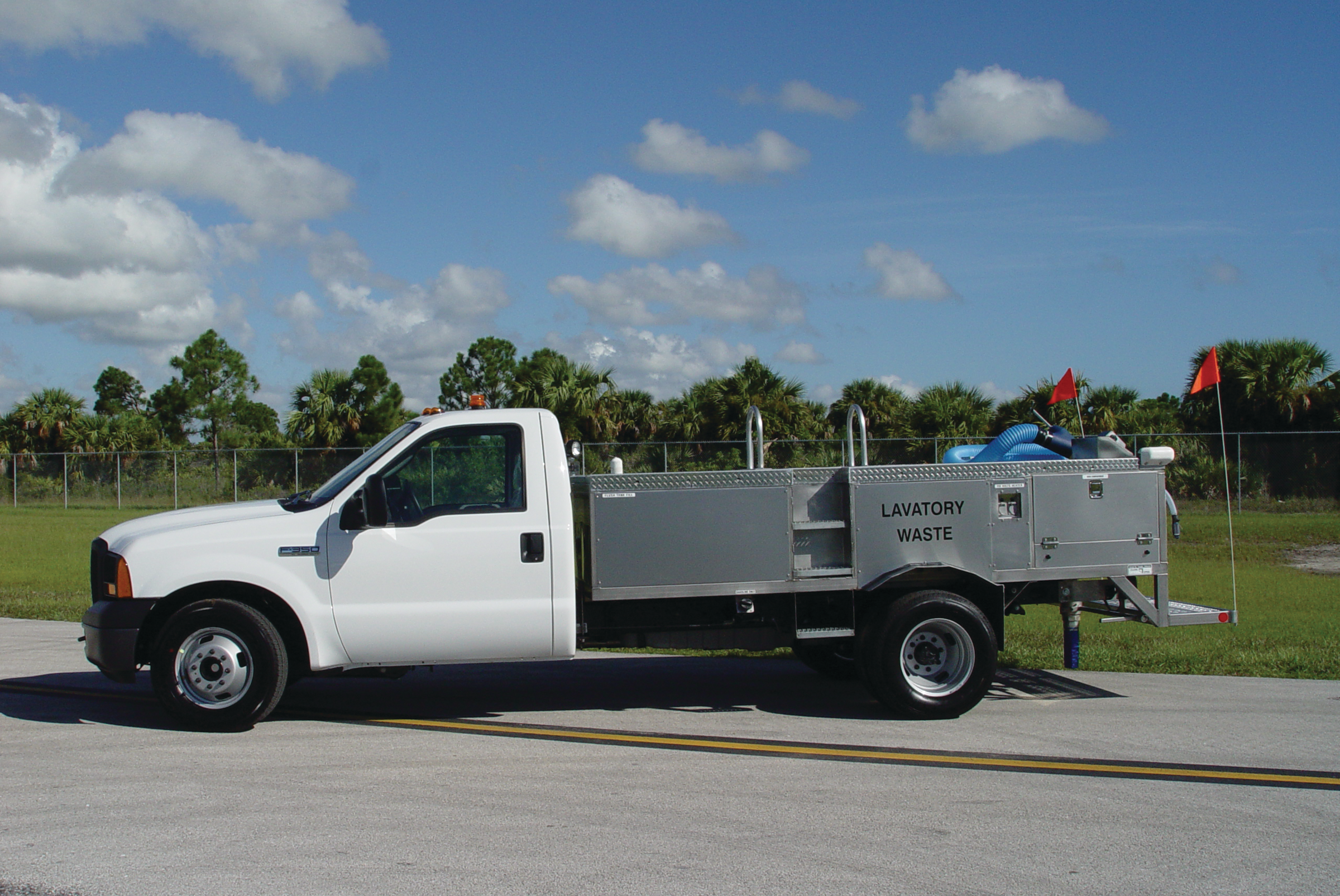 Lavatoryservicetruckrenamed29 10027041