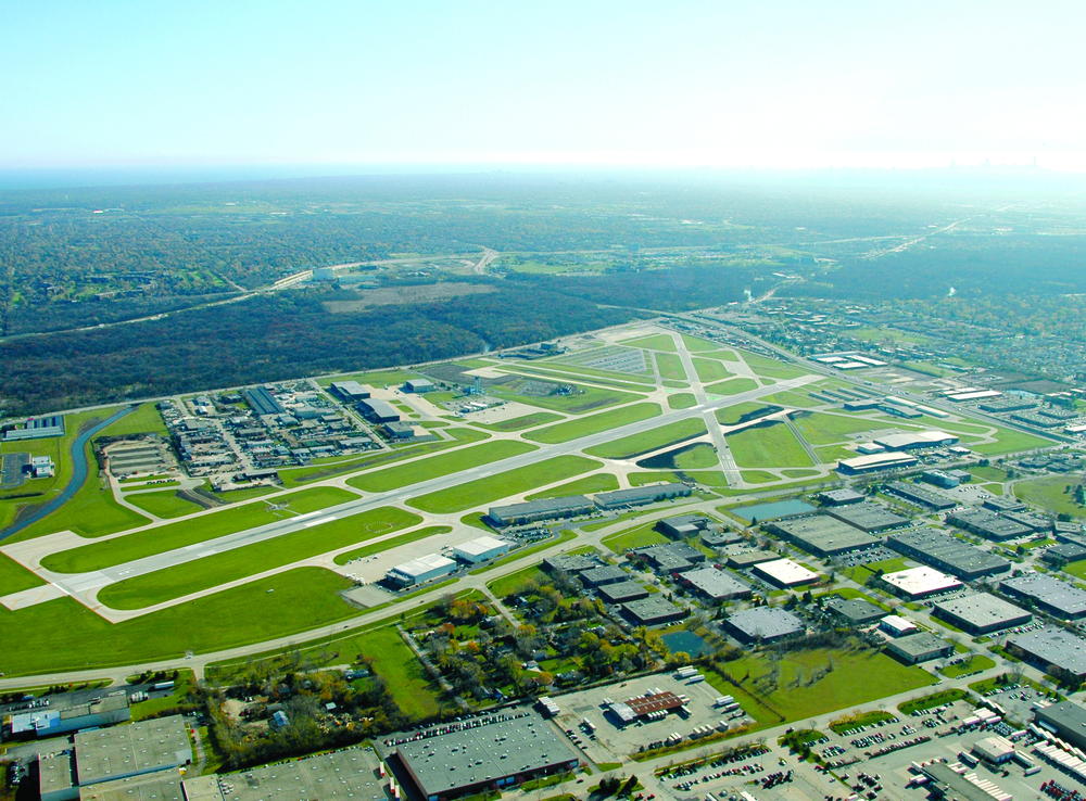 Some 300 aircraft are based on the field and approximately 200,000 take-offs and landings occur annually at Chicago Executive Airport.Some 300 aircraft are based on the field and approximately 200,000 take-offs and landings occur annually at Chicago Executive Airport.