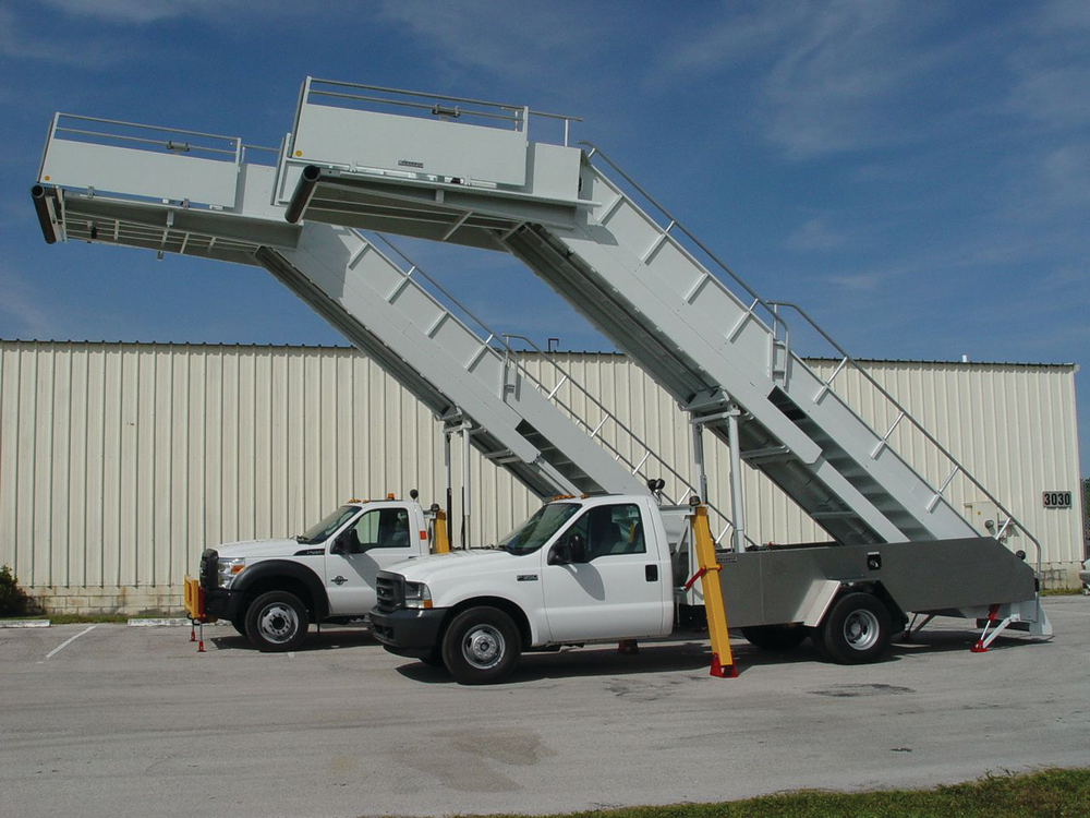 Pas200passengerstaircygnus1020 10441320