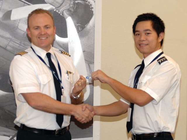 Pham Hai Bang (right) receives his pilot wings from Jerod Bybee, Chief Flight Instructor at CAE Global Academy Phoenix. Pham is one of the graduates of the first class of ab initio cadets trained by CAE for Vietnam Airlines.