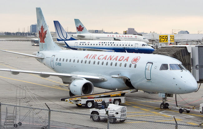 Aircanadawithtug 10656557