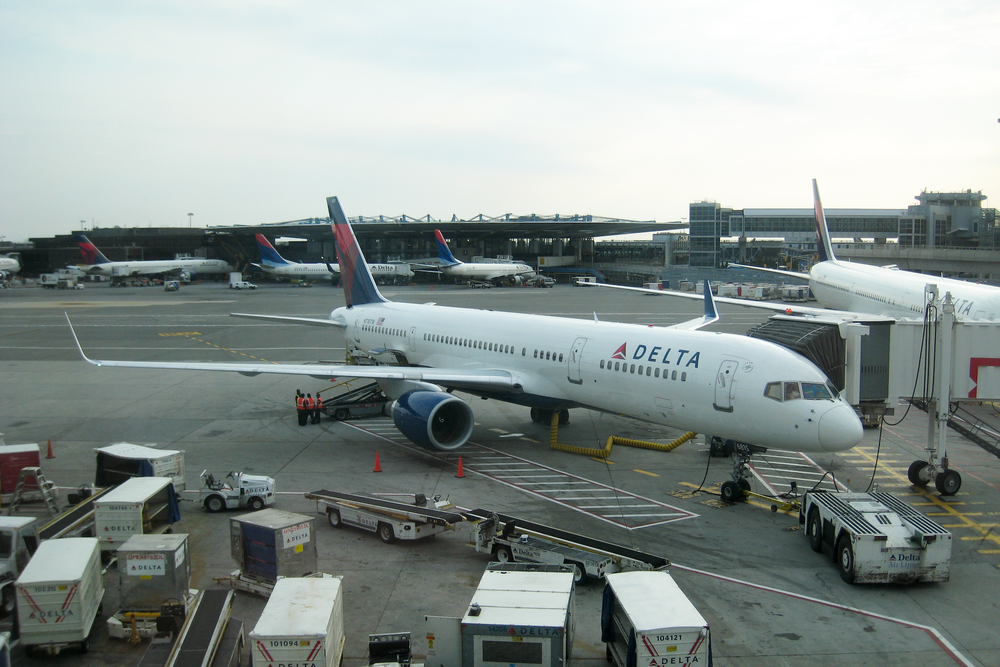 Delta Air Lines B757232 N718tw 10699616