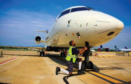 Pinnacle Airlines is shutting down its PinnPro ground services unit, a move that will affect 900 employees at 11 airports across the United States.