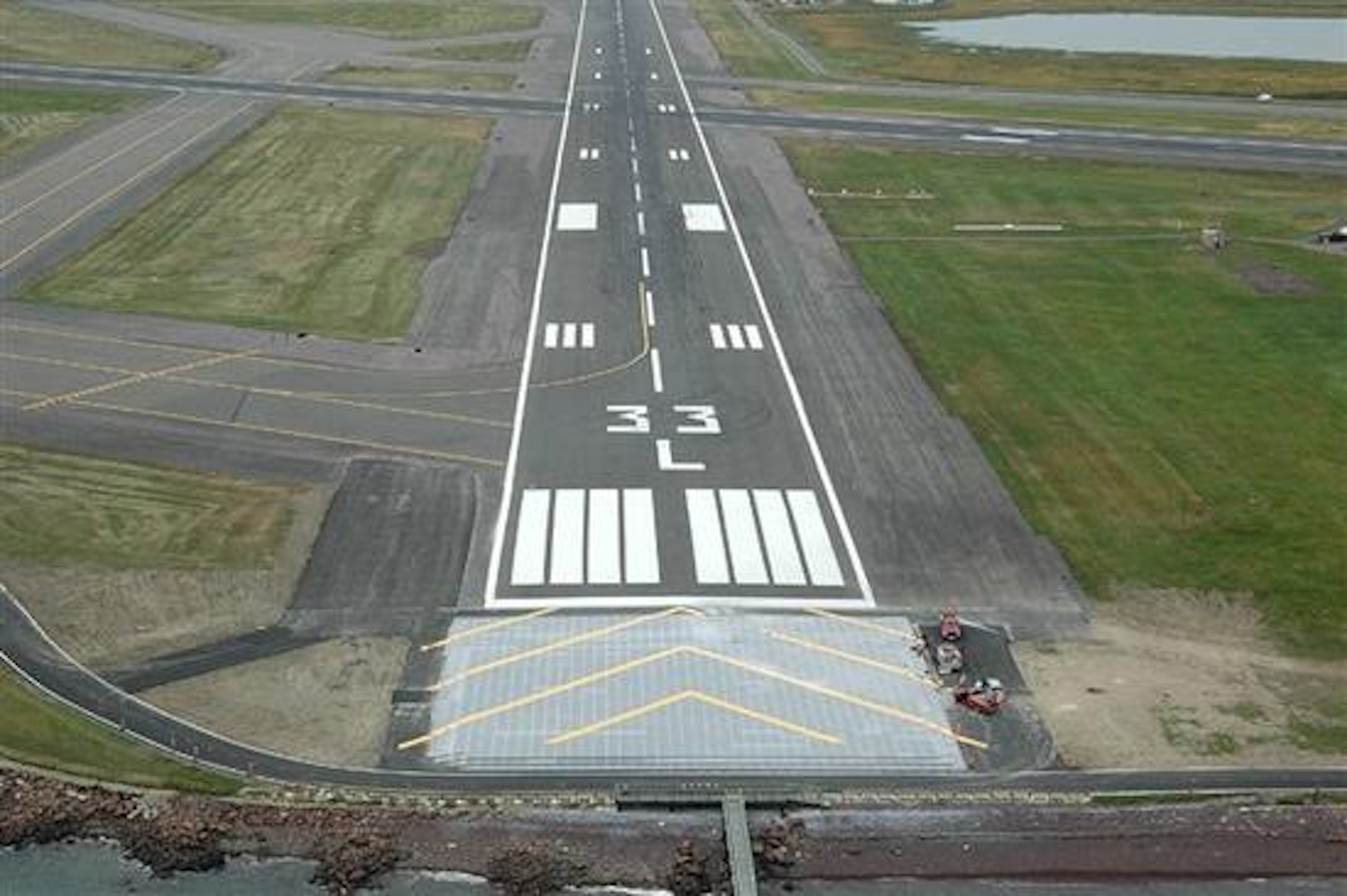 Длина полосы для взлета. Аэродром ИВПП. Взлетно посадочная полоса аэропорта. Разметка взлетной полосы. Разметка ВПП аэродромов.