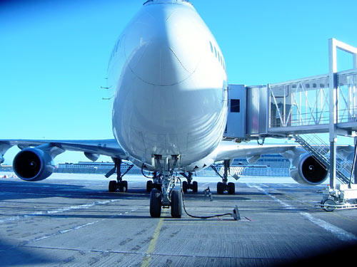 The CombiBox System is an integrated fixed underground support system for aircraft parked in terminals or remote stands and aircraft maintenace in hangars.