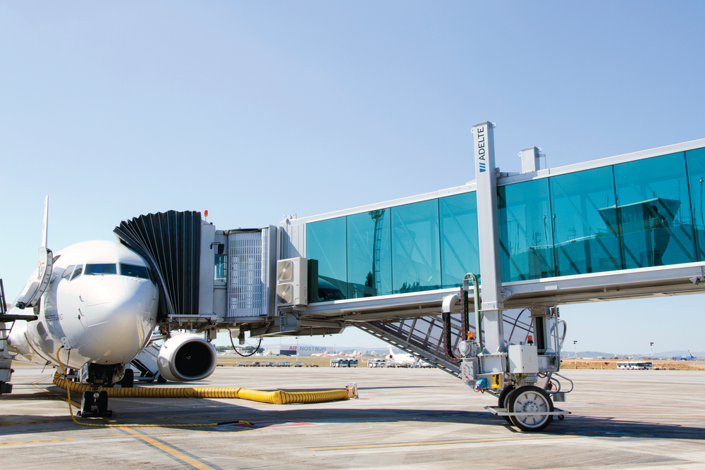 The passenger boarding bridges installed at Valencia Airport are glass-sided units with two crescent sections and use an electromechanical lifting and traction mechanism.