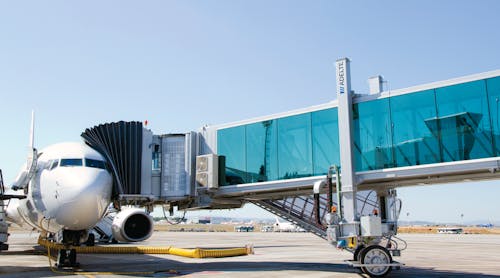 The passenger boarding bridges installed at Valencia Airport are glass-sided units with two crescent sections and use an electromechanical lifting and traction mechanism.