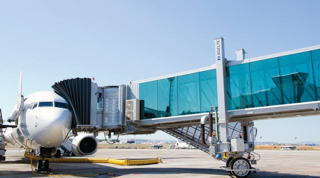 The passenger boarding bridges installed at Valencia Airport are glass-sided units with two crescent sections and use an electromechanical lifting and traction mechanism.