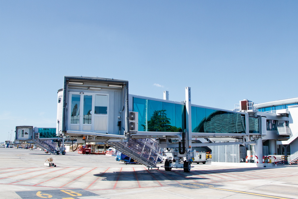 The two new bridges will be units consisting of three crescent sections with an electromechanical mechanism for traction and lifting.