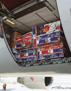 Lading Bloemen In Ruim Martina 10880366 Lading Bloemen In Ruim Martina 10880366