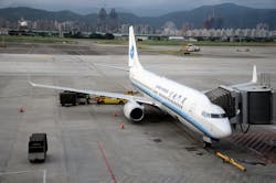 The airline finally offered 500 yuan and a free ticket valid for one year to each of the final 11 passengers.