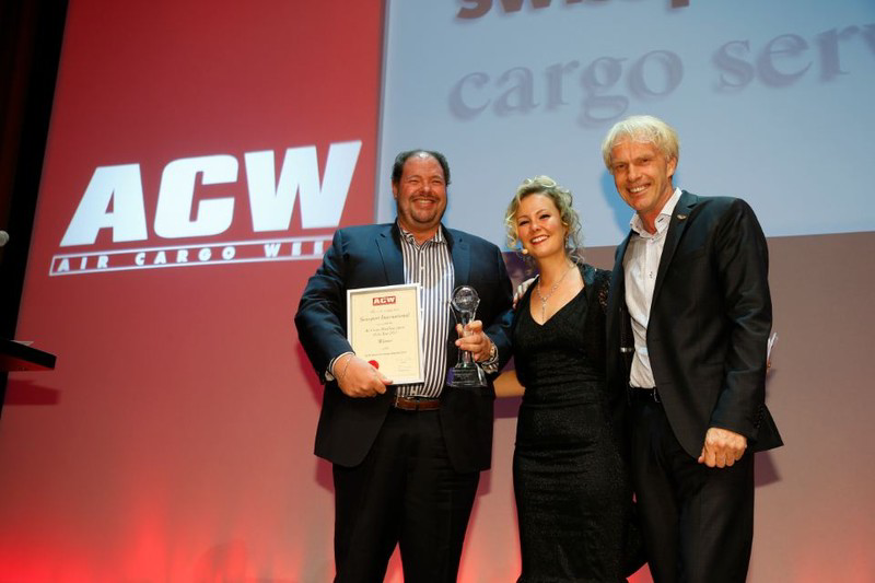 John Batten (left), Executive Vice President Global Cargo, Swissport International, accepts the Air Cargo Handling Agent of the Year award at the ceremony.