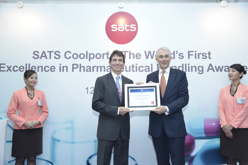 Alex Hungate of SATS receives IATA certification of Coolport as world's First Centre of Excellence in Pharmaceutical Handling from Tony Tyler of IATA