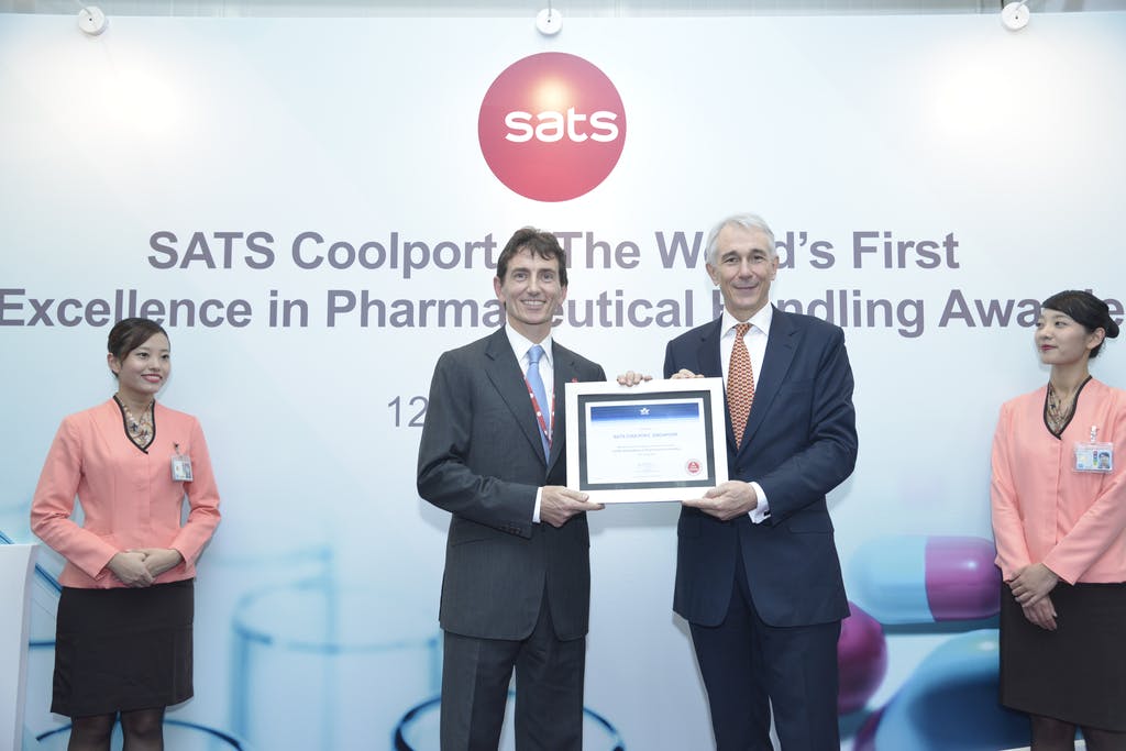 Alex Hungate of SATS receives IATA certification of Coolport as world&apos;s First Centre of Excellence in Pharmaceutical Handling from Tony Tyler of IATA