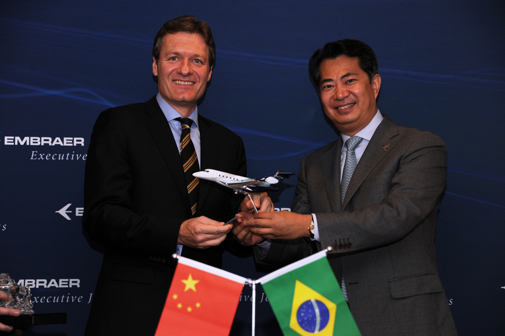 Bj&ouml;rn N&auml;f, CEO of Metrojet Limited and Guan Dongyuan, President of Embraer China in a ceremony held today at ABACE.