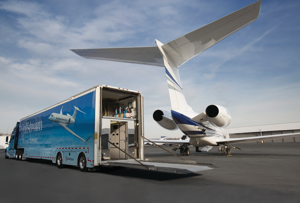 Technicians assigned to Gulfstream's 74-foot tractor trailer can make minor repairs, change engines, replace LRUs, and conduct post flight, unscheduled and storage inspections. The AMTs have an office, computers to access technical data and breakroom complete with lounge, galley kitchen and stocked freezer and refrigerator.