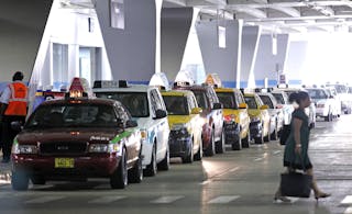 Chi City Halts Uber Try At Airport Pickups 201 001