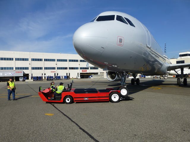 Capable of towing up to 210,000 lb. aircraft, the AP8950SDB-AL-200 was introduced in 2013 paving the way for LEKTRO to break in to the major airline market.