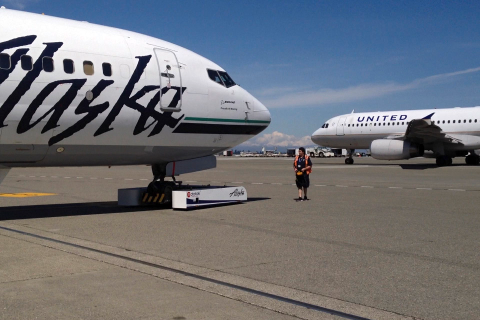 Spacer Tows Boeing 737 Alaska 11703033