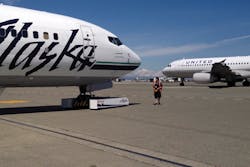 Spacer Tows Boeing 737 Alaska 11703033 Spacer Tows Boeing 737 Alaska 11703033