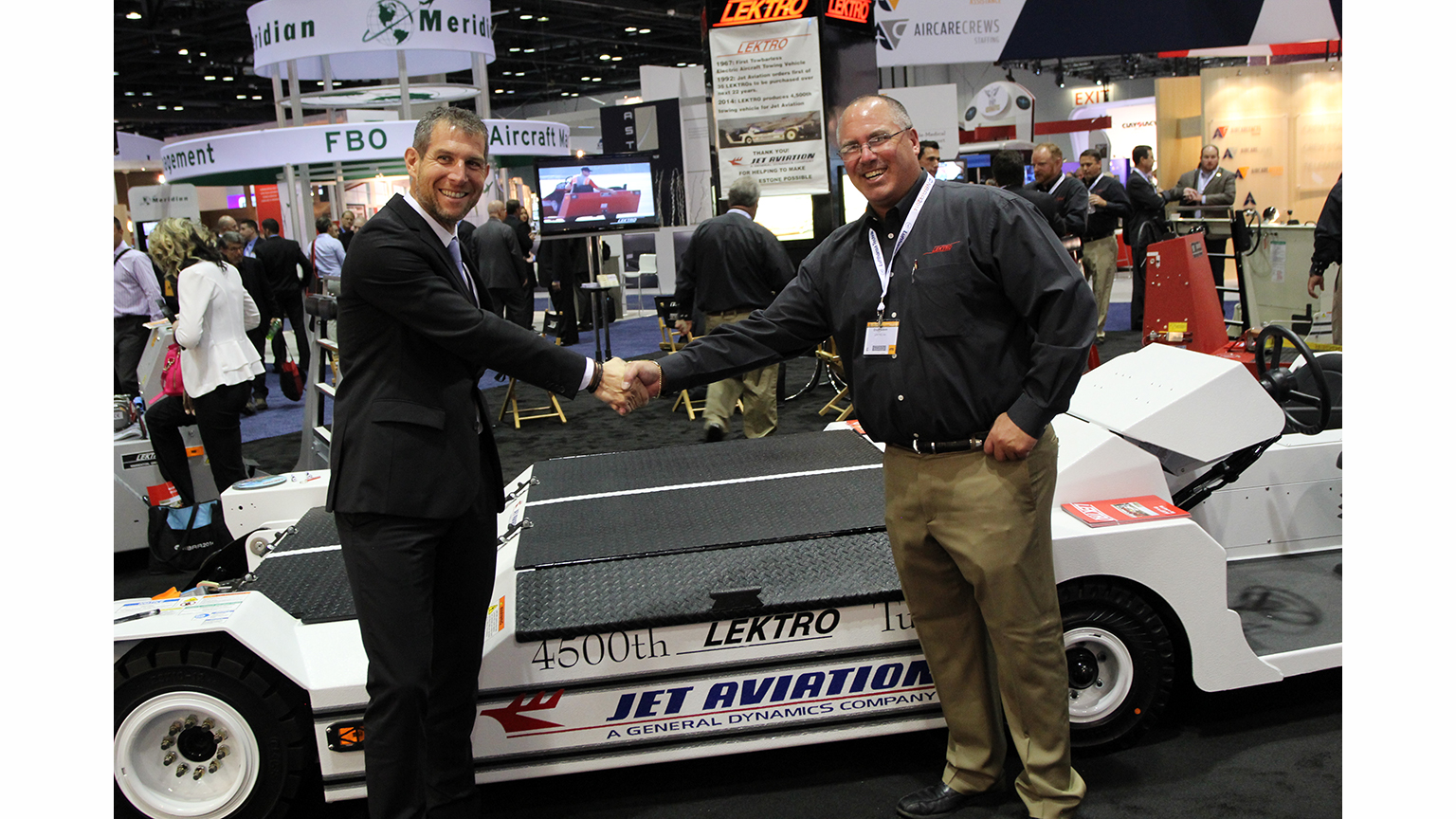 At NBAA LEKTRO&rsquo;s president, Eric Paulson, handed the keys of the 4,500th LEKTRO tug, a model AP8850SDA, to Stefan Benz, Jet Aviation&rsquo;s vice president of Jet Aviation MRO and FBO Services, EMEA &amp; Asia.
