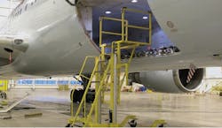 Wheel Well & Cargo Access Stand 79nmufor7cz76 Cuf Wheel Well & Cargo Access Stand 79nmufor7cz76 Cuf