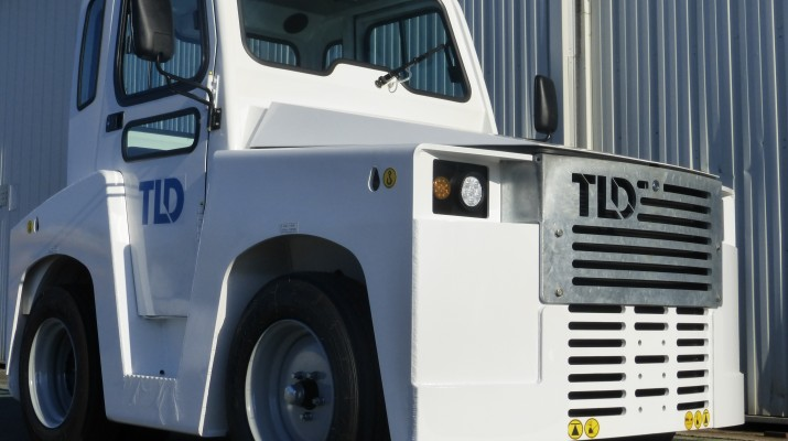 The JCT is designed for baggage handling tasks as well as towing of heavy cargo. Thanks to its high drawbar pull (up to 4500 daN) it can also be used to push back small/medium aircraft.