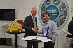 MRO Americas: Frederic Dezauizier, Head of Supply Chain of Satair Group, representing the Airbus brand (to the right) shook hands after the signing of the contract with Hydro's Peter Prinz, Managing Director of Hydro (to the left). MRO Americas: Frederic Dezauizier, Head of Supply Chain of Satair Group, representing the Airbus brand (to the right) shook hands after the signing of the contract with Hydro's Peter Prinz, Managing Director of Hydro (to the left).