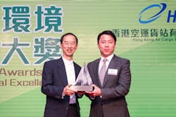 Hactl Executive Director Kenneth Chan (right) receives the trophy from Mr. Lam Chiu-ying, Chairman of the Environmental Campaign Committee.
