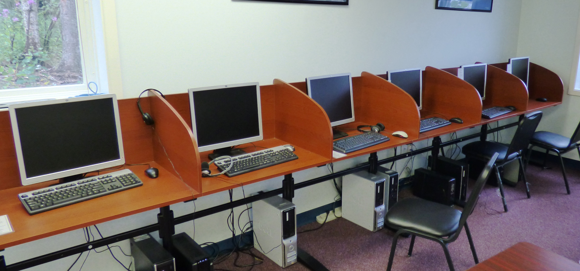 Computer-based training (CBT) has the advantage of fixed cost and flexible opportunity for students and managers. A separate place with easy access to the course material software makes the training effort convenient and effective.