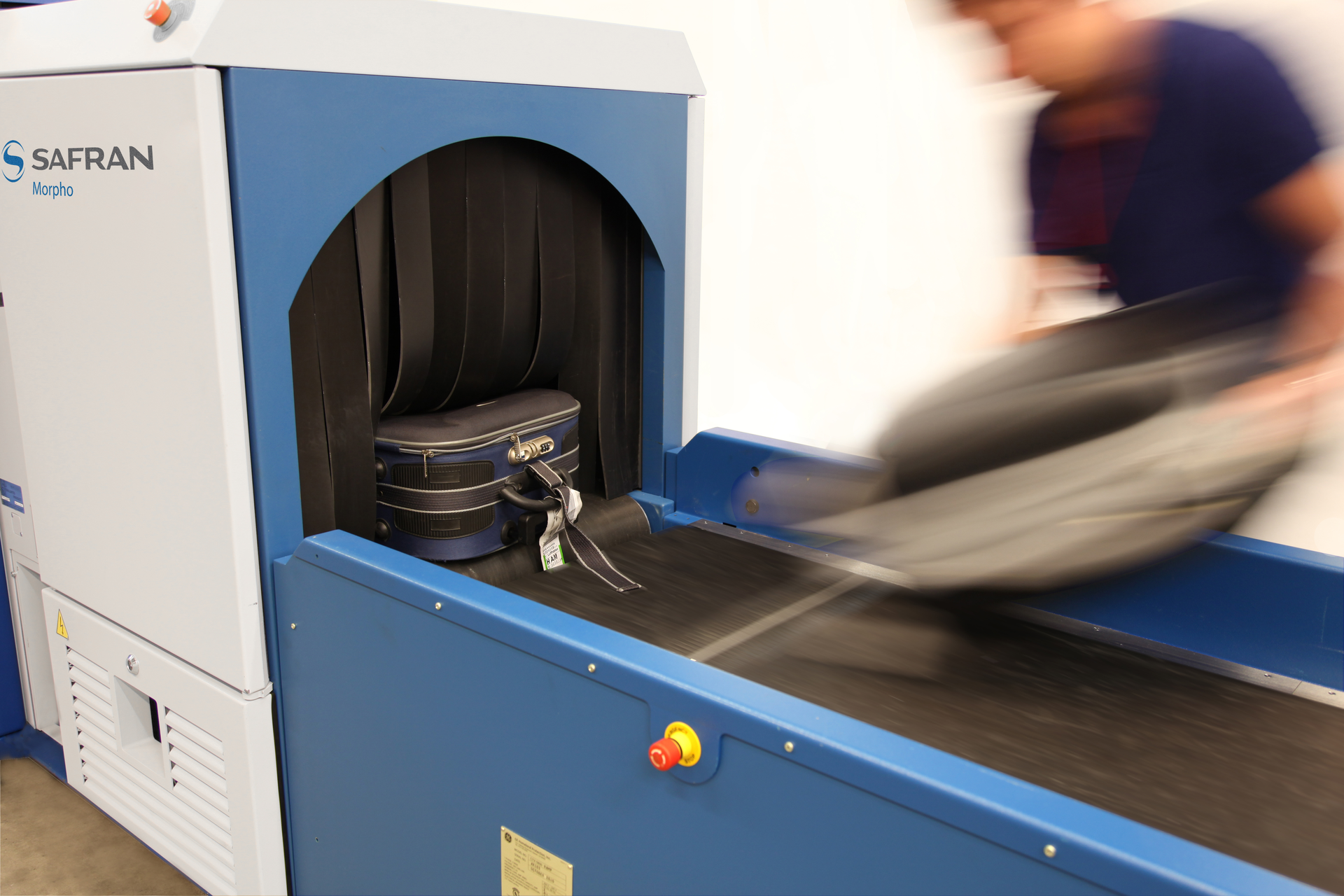 Saf09080 Ctx5800with Bag Going Into Tunnel Sjm 431199818534 55ae56a2e6687