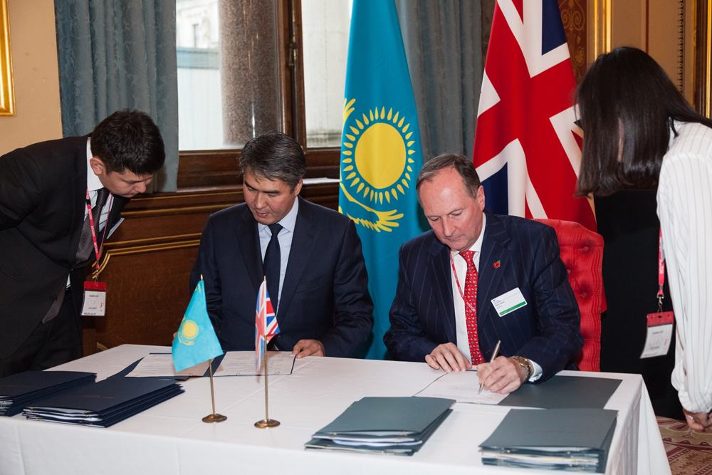 Asset Issekeshev (left), Minister of Investments and Development of the Republic of Kazakhstan and Mark Swan (right), Group Director of Safety & Airspace Regulation of the UK Civil Aviation Authority (UK CAA) signing a MoU.