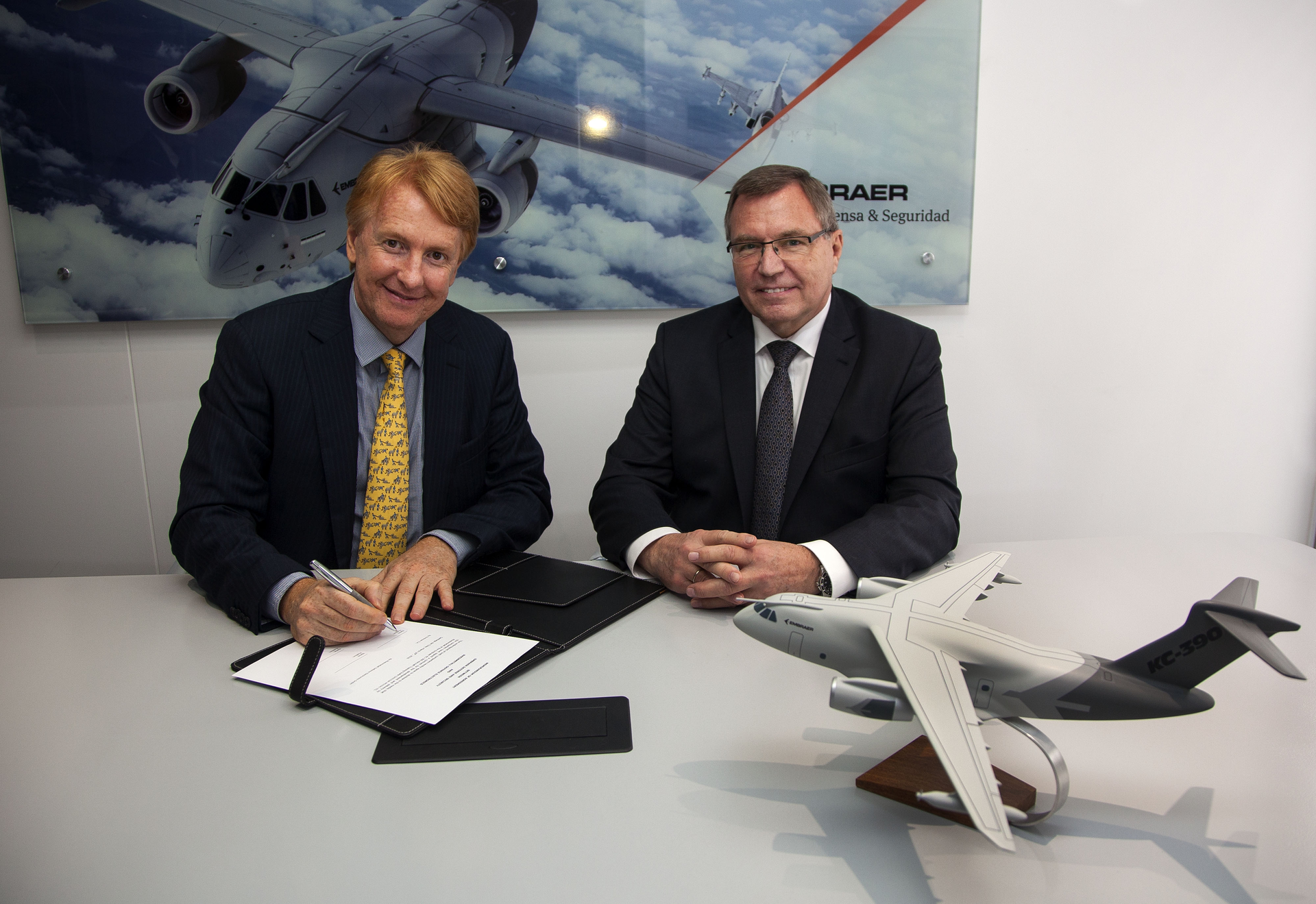 Jackson Schneider, president and CEO, Embraer Defense & Security, and Ulrich Sasse, president of Rheinmetall Simulation and Training, sign the contract at FIDAE.