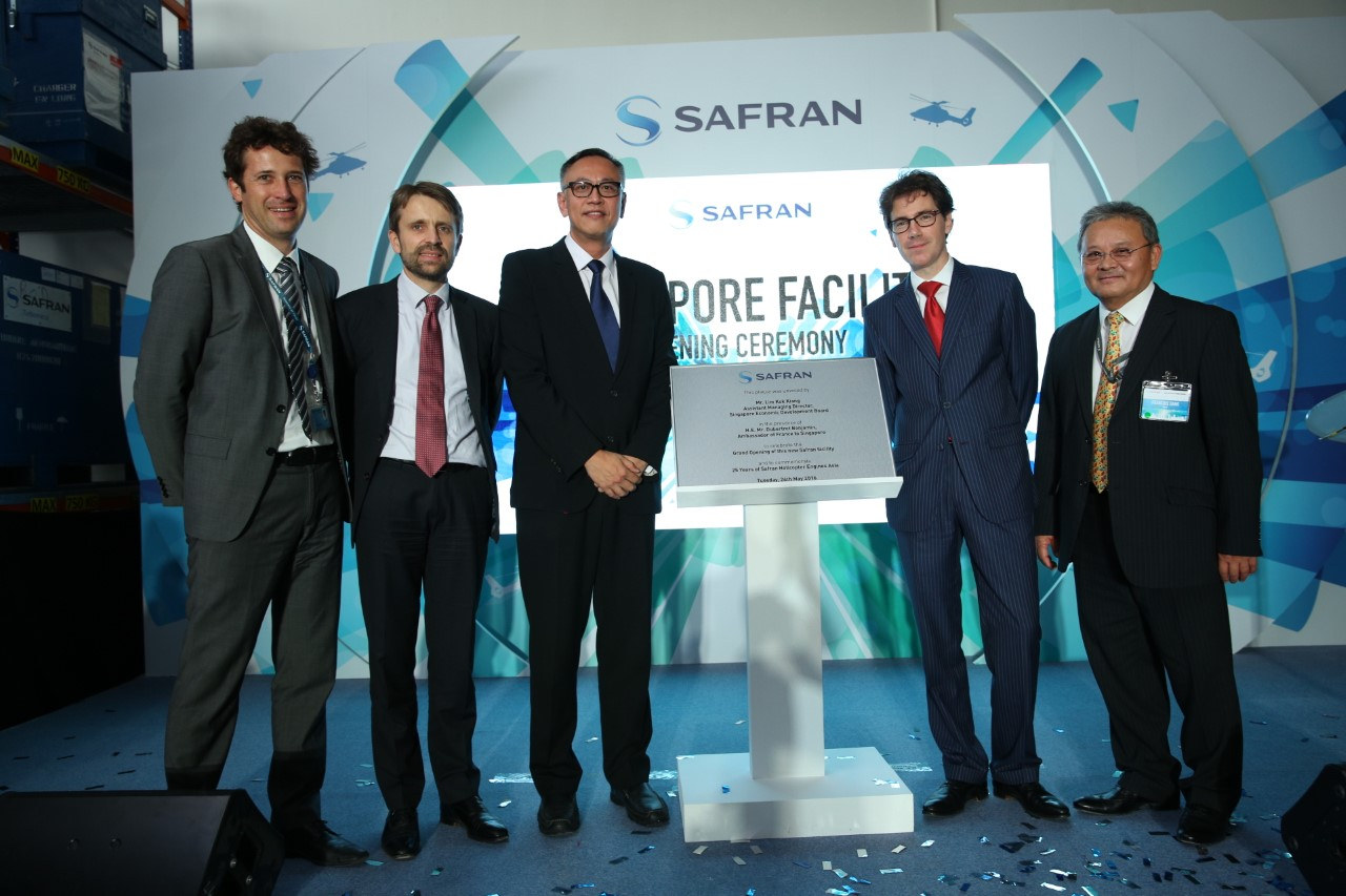 From left to right: Mr Mathieu Albert, Safran Helicopter Engines Asia Managing Director; Mr Franck Saudo, Safran Helicopter Engines Executive Vice President Support & Services; Mr Lim Kok Kiang, Assistant Managing Director of Singapore Economic Development Board; Mr Benjamin Dubertret, Ambassador of France to Singapore; Mr Francois Dang, Safran Singapore Country Delegate
