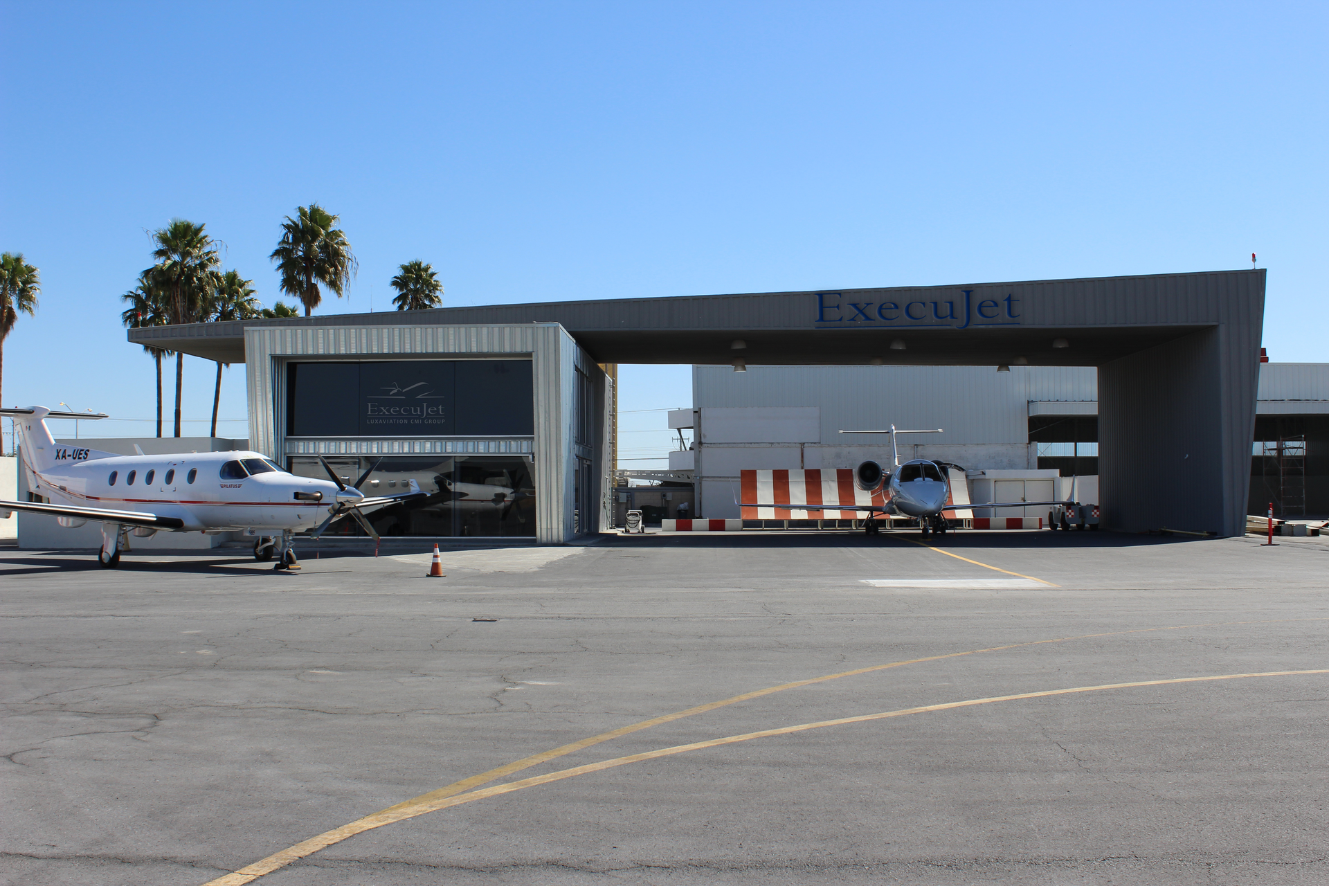 ExecuJet&rsquo;s Del Norte facility is easy to find from the GAT entrance and offers customers a 'meet and greet' area, a passenger lounge, VIP service to and from the aircraft as well as a crew lounge and administration office for staff.