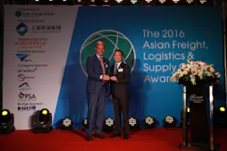 Jonas Van Stekelenburg, head of Cargo, Schiphol, accepts the award for Best Airport - Europe from Henry Geng, Executive Director, Kerry Logistics China, and Deputy Managing Director of Kerry EAS Logistics Ltd. Jonas Van Stekelenburg, head of Cargo, Schiphol, accepts the award for Best Airport - Europe from Henry Geng, Executive Director, Kerry Logistics China, and Deputy Managing Director of Kerry EAS Logistics Ltd.