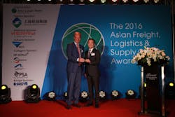 Jonas Van Stekelenburg, head of Cargo, Schiphol, accepts the award for Best Airport - Europe from Henry Geng, Executive Director, Kerry Logistics China, and Deputy Managing Director of Kerry EAS Logistics Ltd.