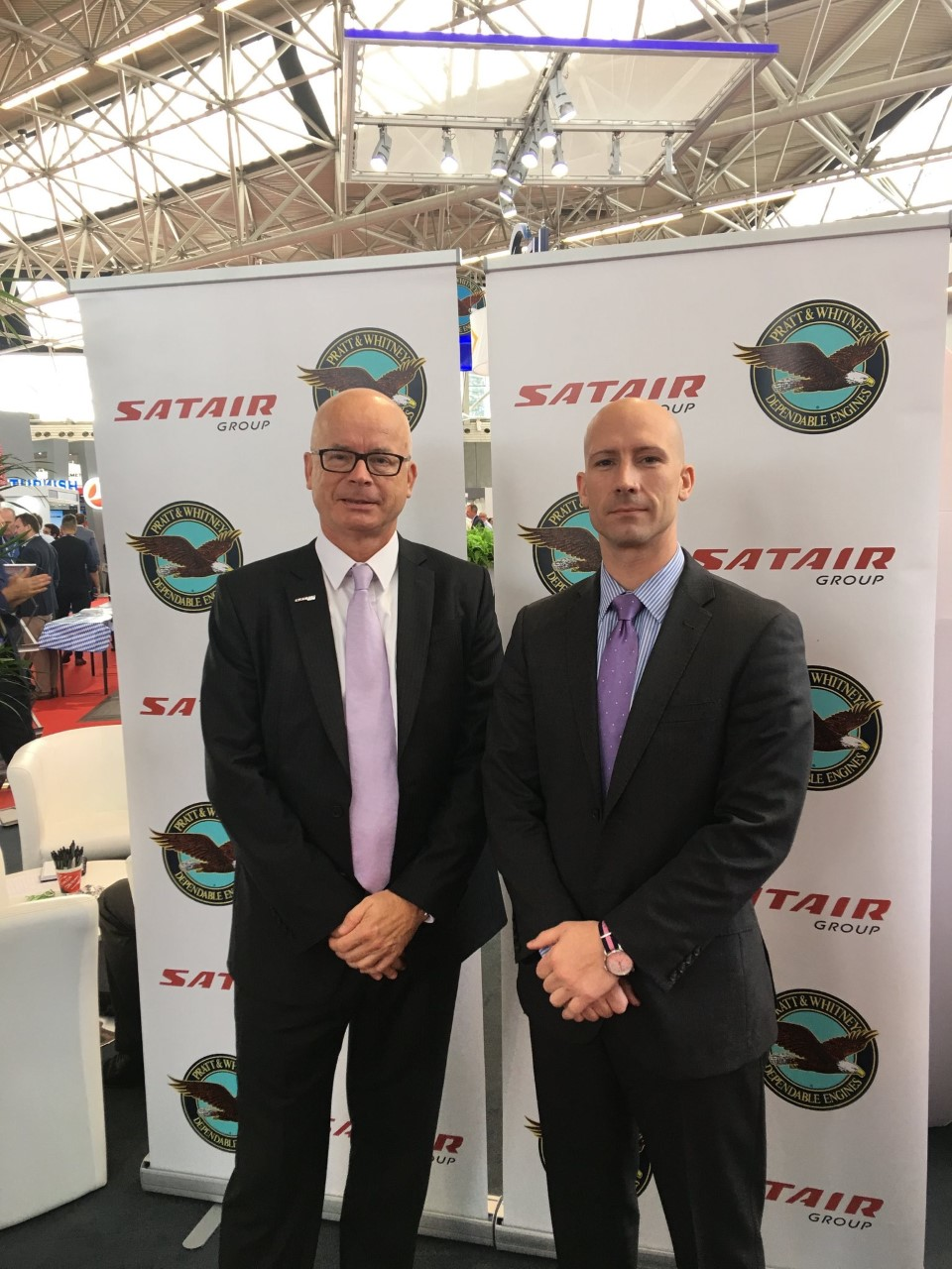 P W contract signing MRO Europe 2016 5807eb457132e