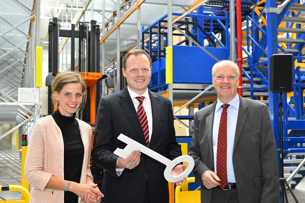 Thomas Weyer, Managing director of finance and infrastructure of Flughafen M&uuml;nchen GmbH (right) handed over the key to Martin Kinzelt, head of the LTLS site in Munich. The gentlemen are attended by Anna Henrichmann, LTLS project engineer.
