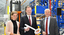 Thomas Weyer, Managing director of finance and infrastructure of Flughafen München GmbH (right) handed over the key to Martin Kinzelt, head of the LTLS site in Munich. The gentlemen are attended by Anna Henrichmann, LTLS project engineer.