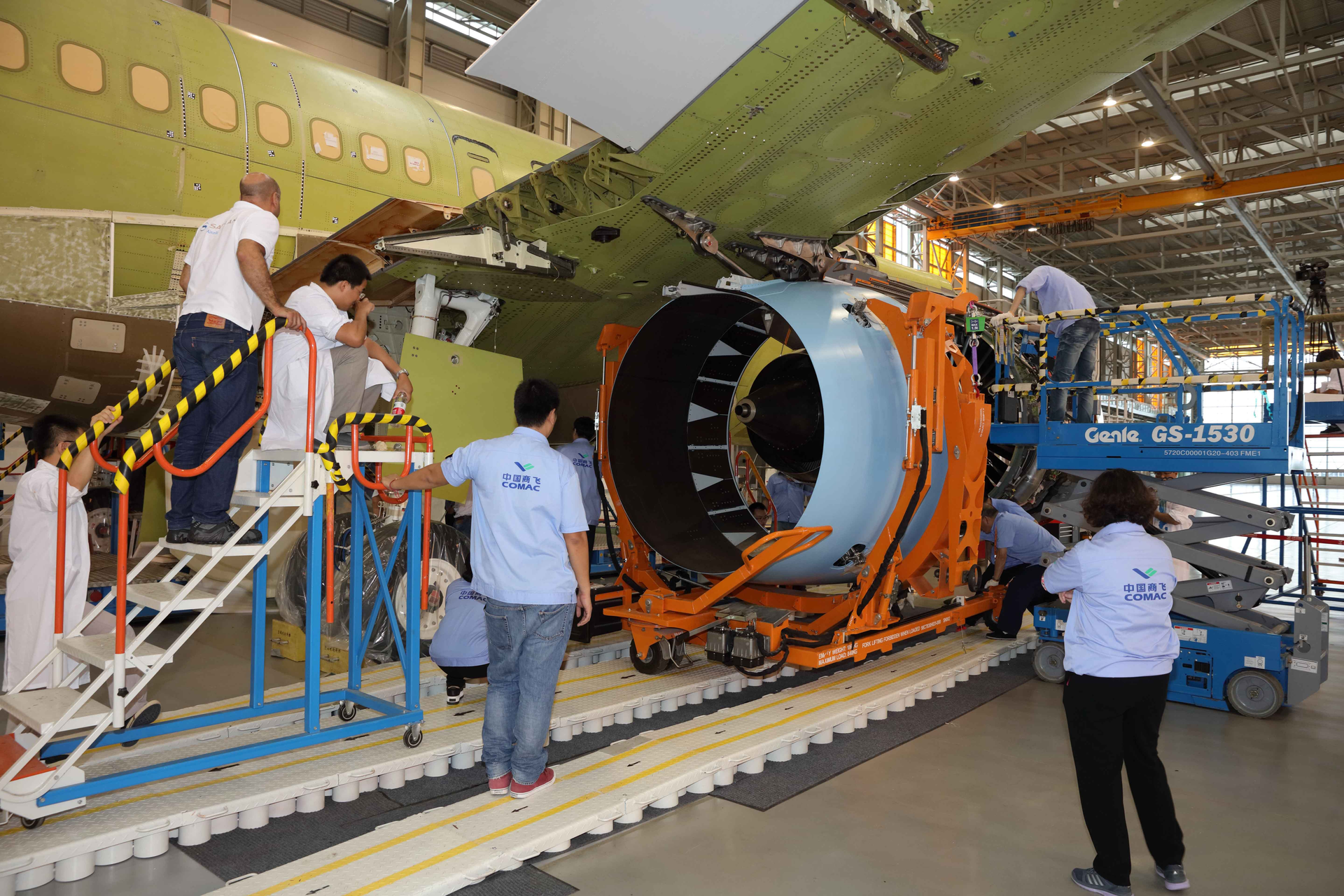 Nexcelle&rsquo;s O-Duct thrust reverser is inspected for installation on the C919 jetliner.