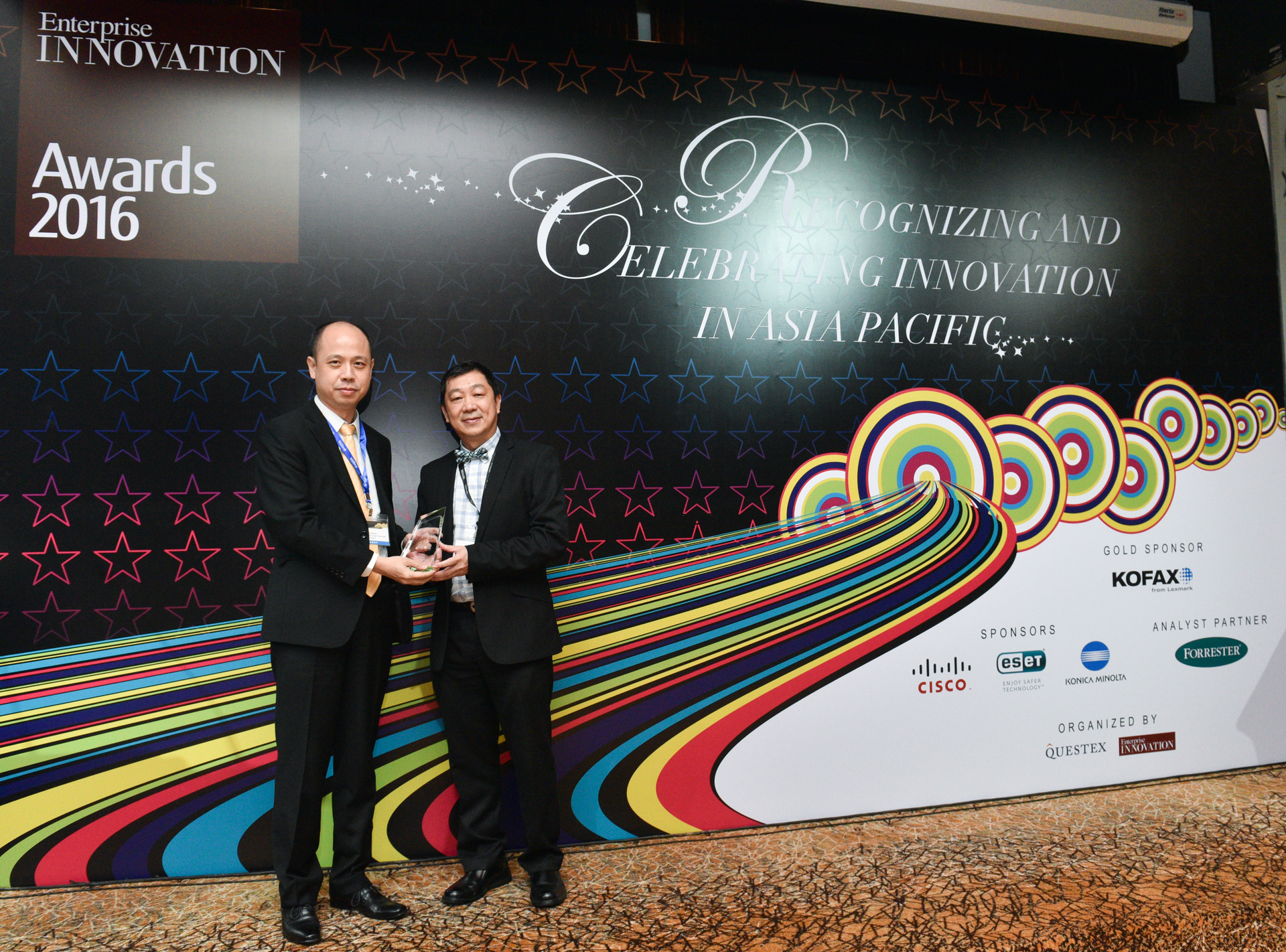 Hactl&rsquo;s senior manager &ndash; performance enhancement, Eric Poon (left), receives the award trophy from Questex Asia general manager Jimmy Yu.
