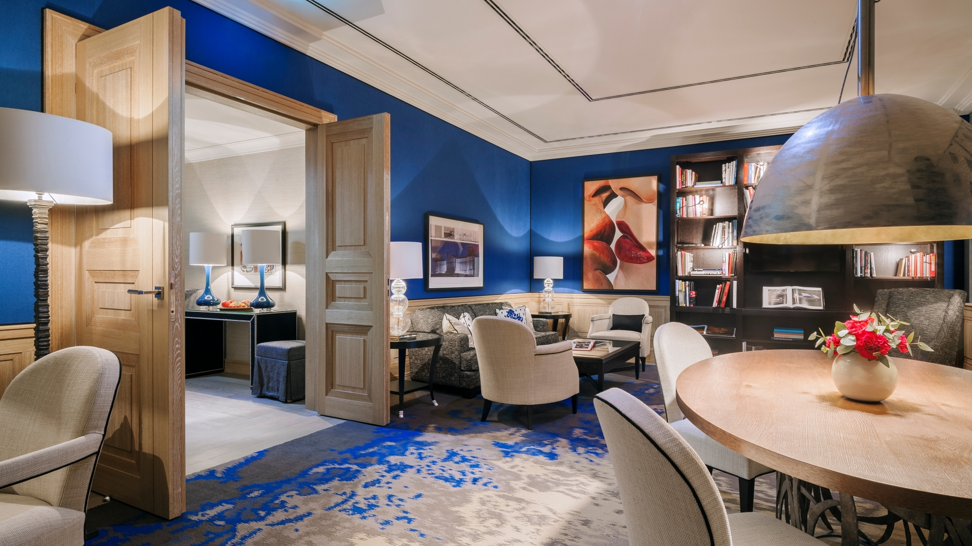 Guests can choose freely between privacy and company: besides eight differently sized and designed private suites with their own bathrooms and a direct view of the apron, jointly usable lounge areas are at their disposal. They include a cigar lounge, a gaming lounge equipped with consoles, a pinball machine and table soccer, and a spacious main lounge with a bar.