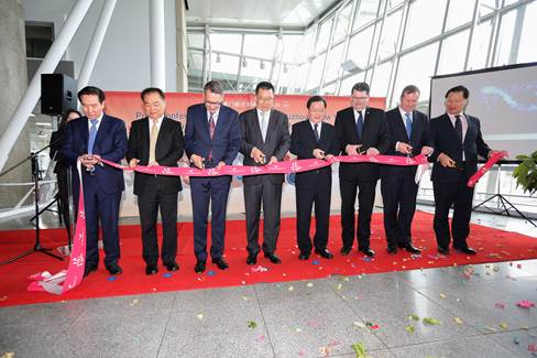 A ribbon cutting ceremony was held at JFK T4 in celebration of the inaugural flight between Fuzhou and New York City.