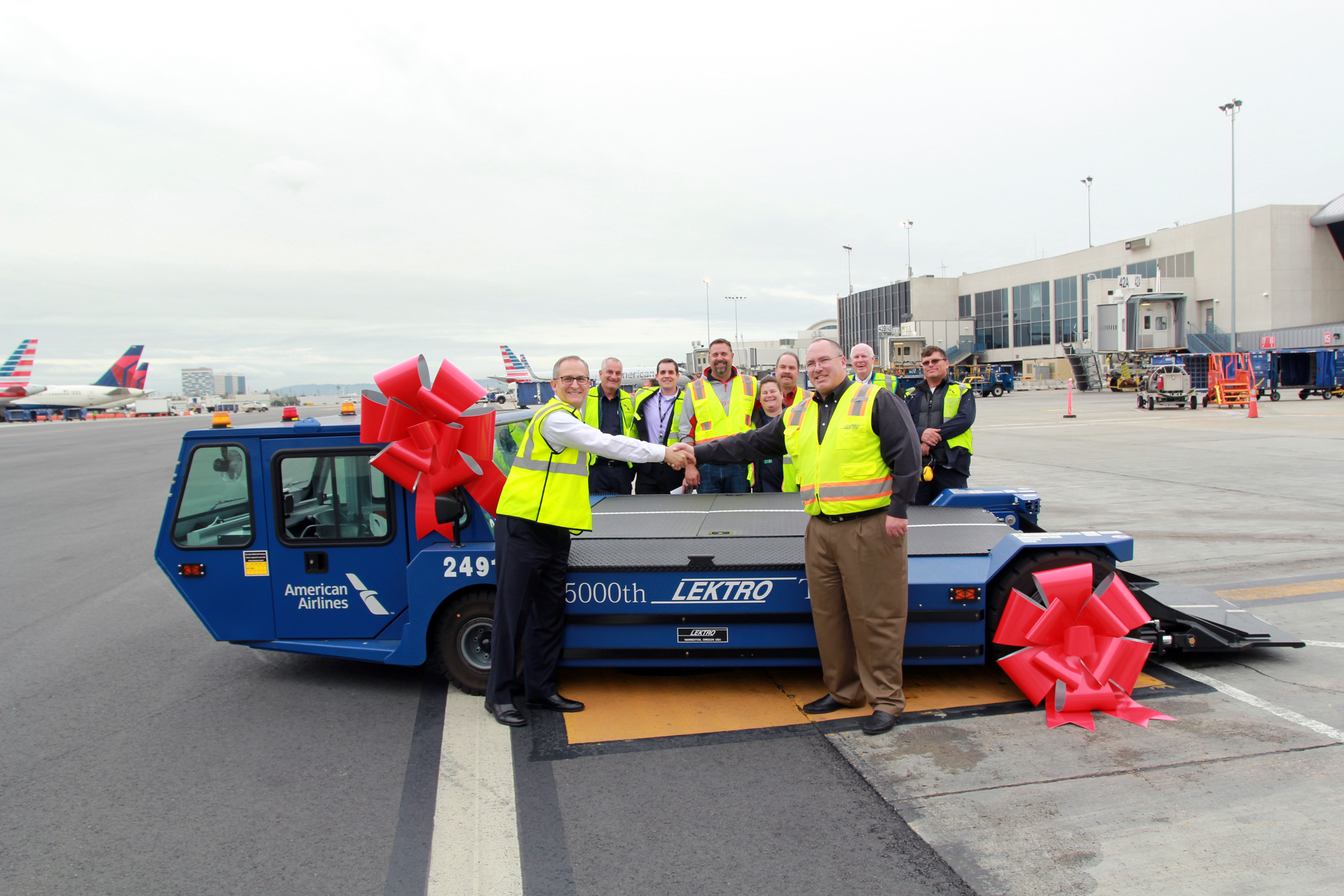 AA LAX Managing Director Jim Moses LEKTRO President Eric Paulson Shake hands 58b98138d1aab