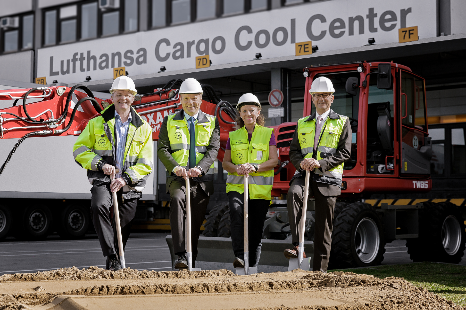 From left to right, J&ouml;rg Bodenr&ouml;der, Senior-Director of Handling Specials Products, S&ouml;ren Stark, Lufthansa Cargo Board Member Operations, Karin Krestan, Head of Process & Operations Team and Mohammad Ali Seiraffi, Vice President of Handling Frankfurt.