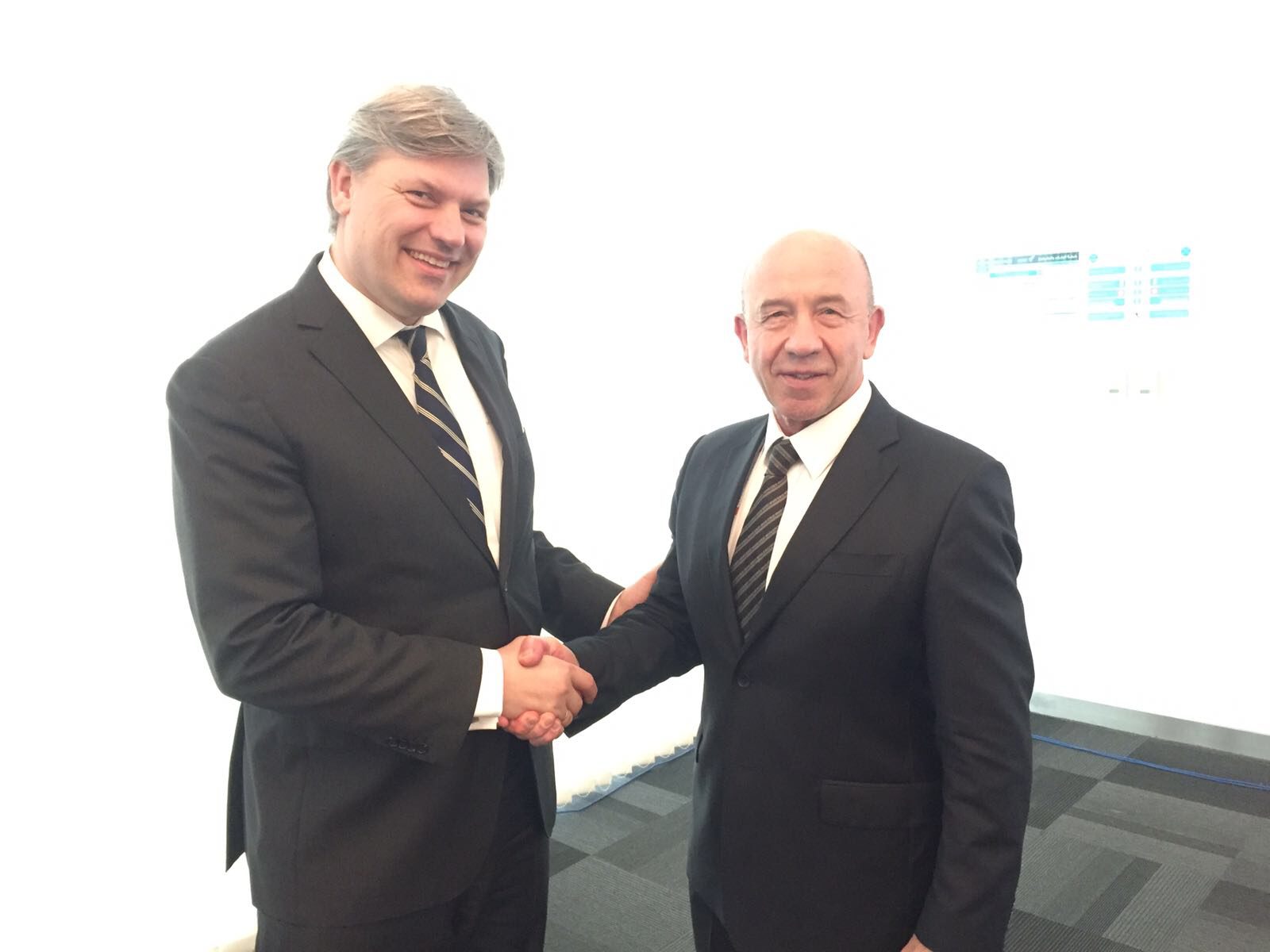 Marcel de Nooijer, Executive Vice President of Air France-KLM Cargo, is welcomed by Vladimir Zubkov.