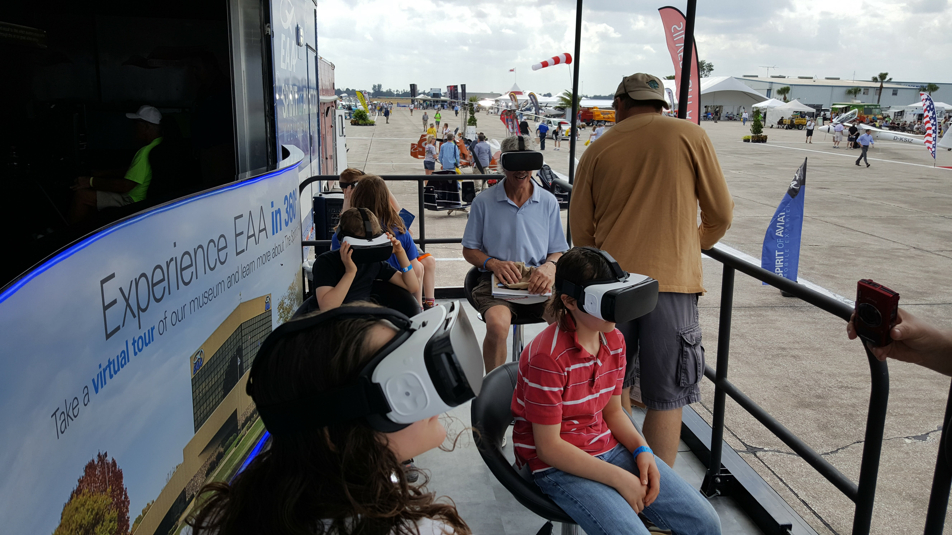 Virtual Reality People 58b6dec279902