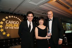 Vivien Lau accepts the award from Nick Platts, Head of Cargo, Heathrow Cargo (category sponsor, right), watched by well-known actor Stephen Mangan (left) who was the event’s host. Vivien Lau accepts the award from Nick Platts, Head of Cargo, Heathrow Cargo (category sponsor, right), watched by well-known actor Stephen Mangan (left) who was the event’s host.