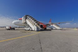 Swissport Easy Jet 58f6340cef120 Swissport Easy Jet 58f6340cef120